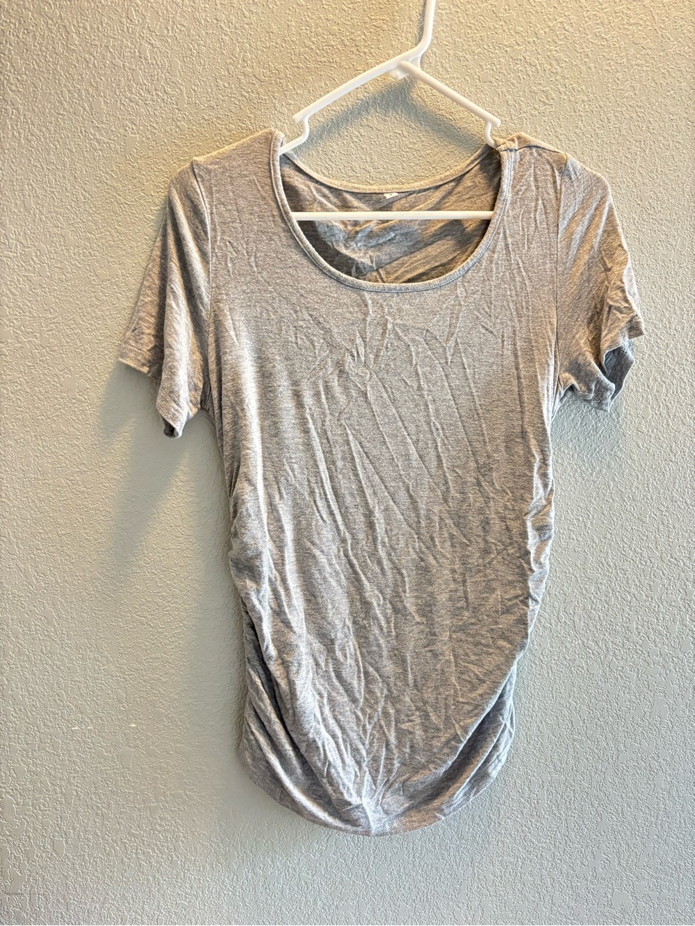 MATERNITY - Everyday Scoop Neck Short Sleeve Top - Light Gray